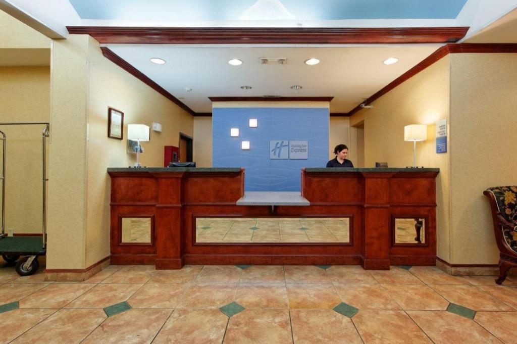 Holiday Inn Express Crockett By Ihg Exterior photo